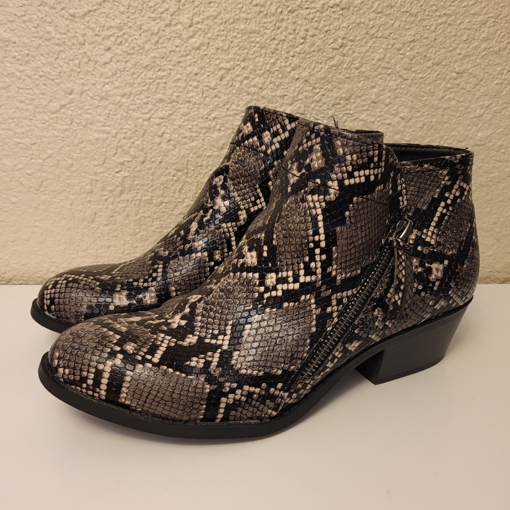 Arizona Jean Co Gray, Black & Cream Snakeskin Print Heeled Ankle Booties Size 9M